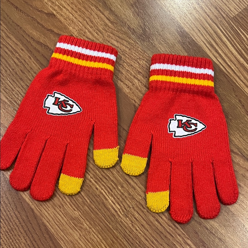 Chiefs Red and Yellow Logo Gloves